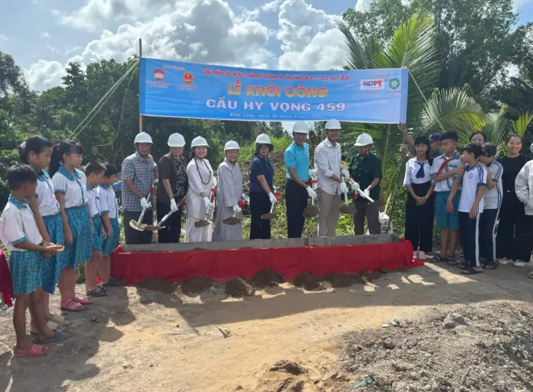 Đại diện ấp Mỹ Thành và người dân, học sinh ấp Mỹ Thành chung tay góp sức trong lễ khởi công cầu 459. Ảnh: Tiến Danh