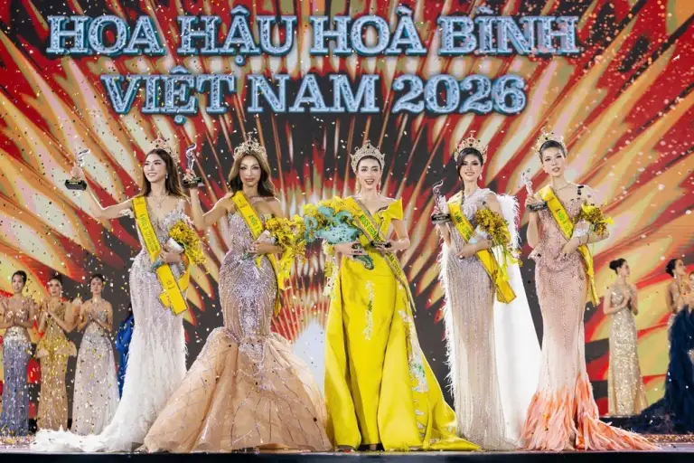 Chiếc đầm tạo sự khác biệt cho Emoura Phạm (giữa) trong top 5 cuộc thi.