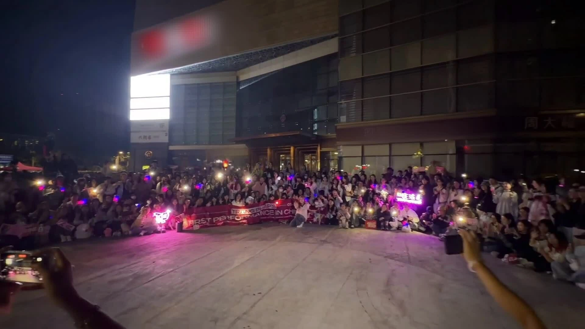 Trang Pháp giao lưu fan sau biểu diễn tại concert ở Trung Quốc