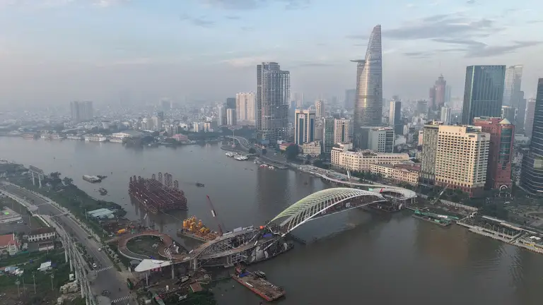 Vì sao chọn lá dừa nước tạo hình cầu đi bộ qua sông Sài Gòn?