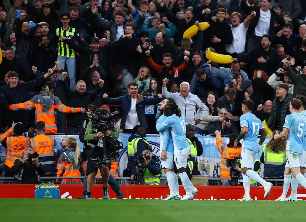 Cherki ăn mừng bàn thắng ở gần khu khán đài cho các CĐV Man City, trong trận Liverpool – Man City trên sân Anfield, Liverpool, Anh ngày 11/10/2026. Ảnh: Reuters
