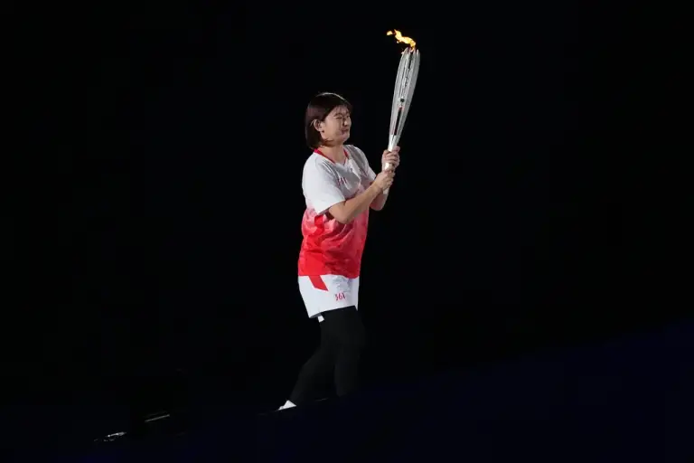 Tay vợt cầu lông Ayaka Takahashi rước đuốc trong lễ khai mạc ASIAD tại Nagoya, Nhật Bản, ngày 19/9/2026. Ảnh: AP