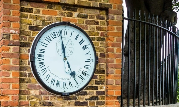 Đồng hồ Shepherd Gate Clock gắn trên cổng Đài quan sát Hoàng gia Greenwich tại London, Anh. Ảnh: Wikipedia