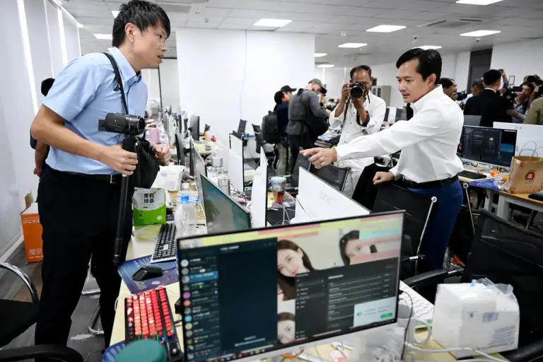 Bên trong một hang ổ lừa đảo trực tuyến ở Phnom Penh bị cảnh sát Campuchia phát hiện và triệt phá ngày 10/3. Ảnh: AFP