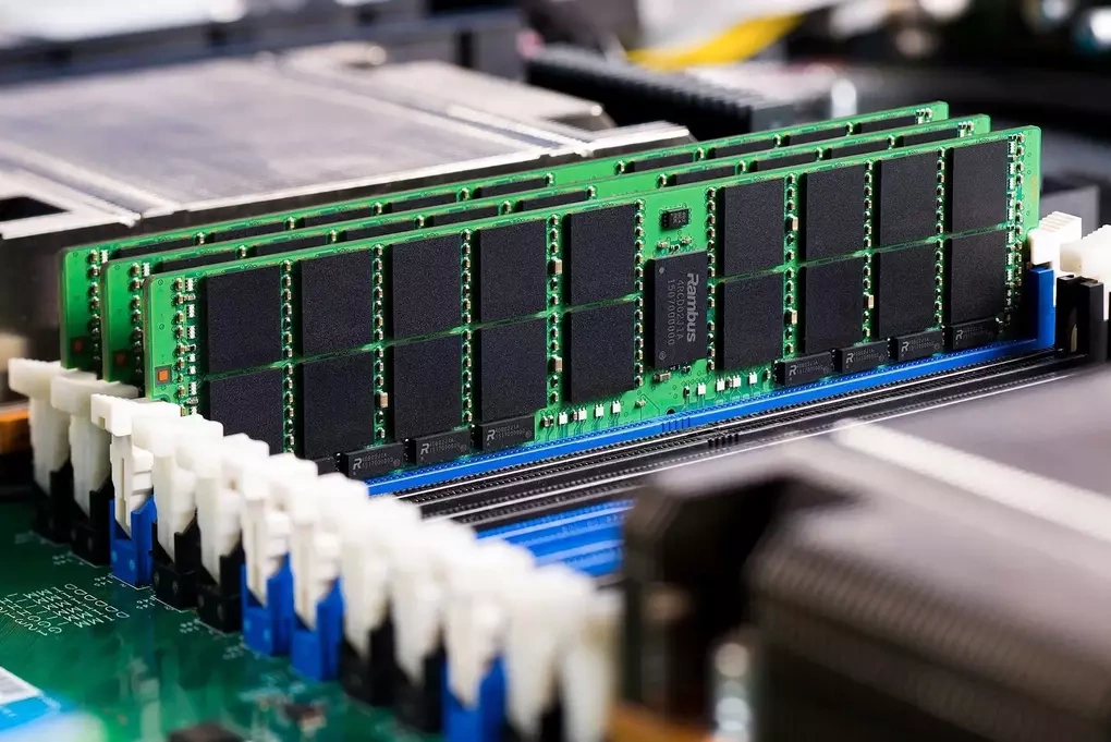 Một số thanh RAM nhãn hiệu Rambus gắn trên bo mạch chủ. Ảnh: Rambus