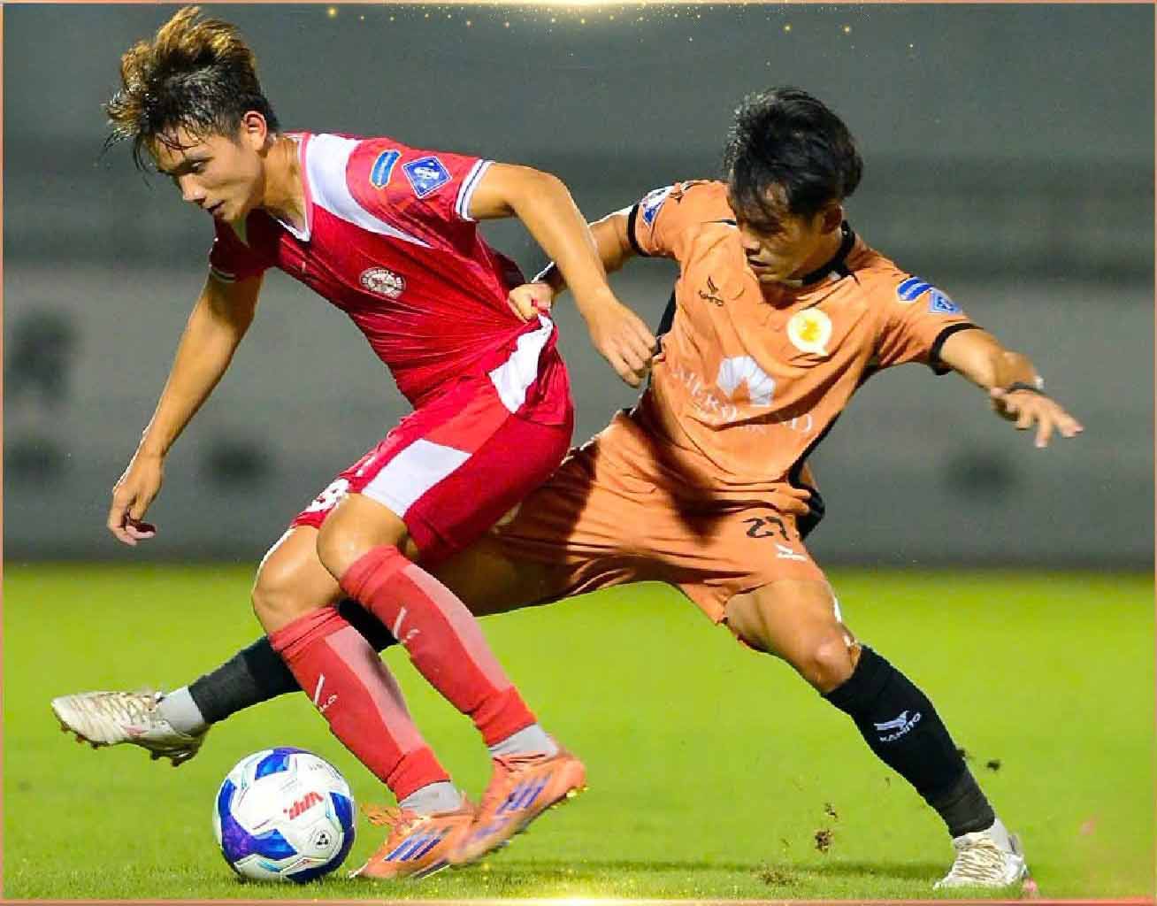 CLB TP.HCM (áo đỏ) vượt qua Quy Nhơn United ở phút bù giờ - Ảnh: VPF