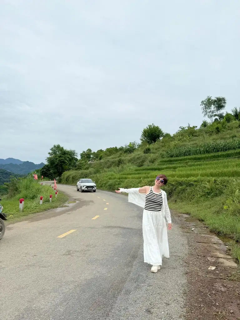 Trong những hình ảnh mới được chia sẻ, nữ nghệ sĩ diện trang phục có thiết kế đơn giản nhưng sang trọng, kết hợp lối trang điểm nhẹ nhàng, tôn lên những đường nét thanh tú trên gương mặt. Nụ cười hiền hậu cùng thần thái đằm thắm giúp NSND Ngọc Huyền luôn nổi bật mỗi khi xuất hiện trước công chúng