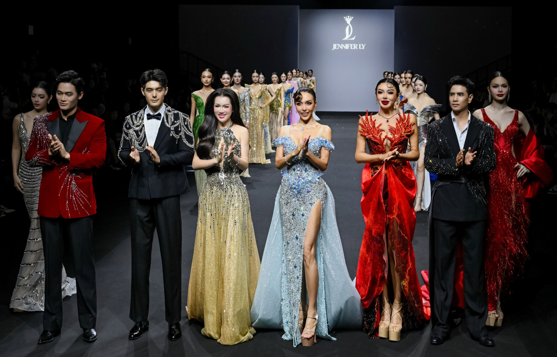 Các thiết kế trong bộ sưu tập Nữ hoàng bóng đêm kết hợp phom dáng Haute Couture đương đại với kỹ thuật đính kết thủ công của nhà thiết kế Jennifer Ly (thứ ba, từ trái qua) - Ảnh: BTC