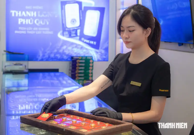 Giá vàng trong nước hiện chỉ cao hơn giá vàng thế giới 5 - 6 triệu đồng/lượng, tùy thương hiệu, giảm bớt rủi ro cho người mua vàng