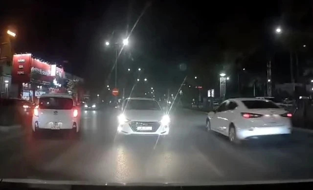 Sử dụng đèn chiếu xa không đúng quy định khi đi qua khu đông dân cư có thể khiến tài xế ô tô bị xử phạt