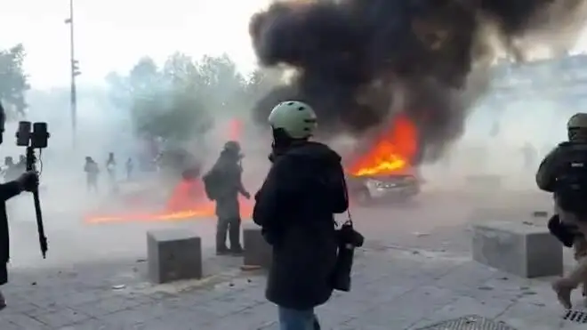 Khói lửa bao trùm đường phố Paris ngày 17/10. Video: Reuters