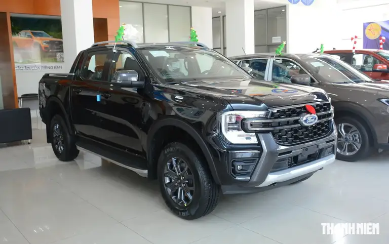 Ford Ranger với doanh số đạt 852 xe, giảm 237 xe so với tháng 5.2026, rơi một mạch xuống vị trí thứ 8. Ford Ranger tại Việt Nam hiện có 2 biến thể, tương đương với nhiều phiên bản khác nhau. Sức hút từ kiểu dáng, trang bị tính năng cùng khả năng vận hành mạnh mẽ… là những yếu tố giúp Ford Ranger tạo được sức hút. Với việc mới được bổ sung các phiên bản mới, Ford Ranger tại Việt Nam hiện có khá nhiều lựa chọn. Trong đó, các phiên bản Ranger có giá từ 715 triệu đến 1,039 tỉ đồng. Biến thể Ranger Raptor có giá từ 1,448 tỉ đồng