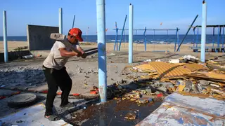 Tháo dỡ hàng quán ở bãi tắm Đá Nhảy