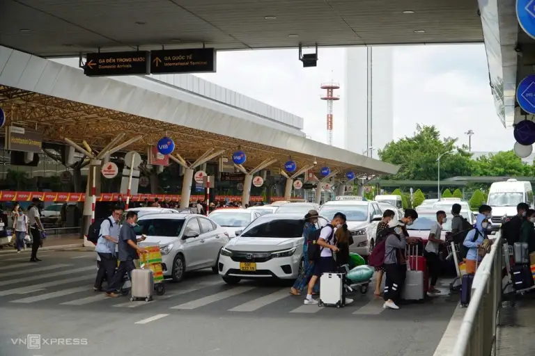 Xe chạy trong đường nội bộ trước ga T1 sân bay Tân Sơn Nhất. Ảnh: Giang Anh