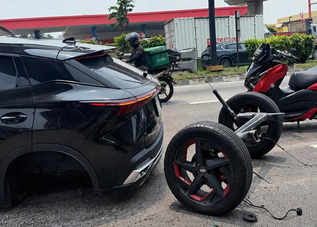 Một chiếc Chery Omoda 5 nằm bất động giữa đường, với cụm trục sau bị gãy và rời hẳn ra phía sau chiếc xe
