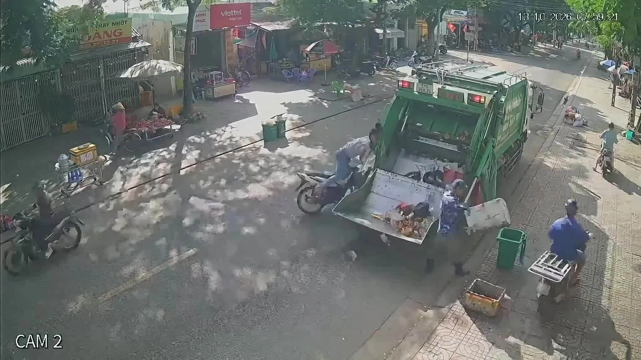 Một tình huống tương tự khi chiếc xe rác lớn đang dừng làm nhiệm vụ thì một người đi xe máy từ phía sau lao tới húc mạnh, hôm 13/10 tại TP HCM. Video: CTV