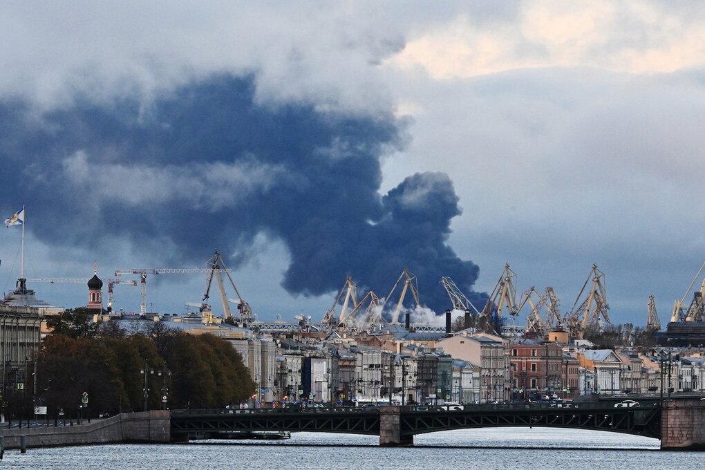 Khói bốc lên sau cuộc tấn công nhắm vào kho dầu tại St. Petersburg, Nga ngày 18/10. Ảnh: AFP