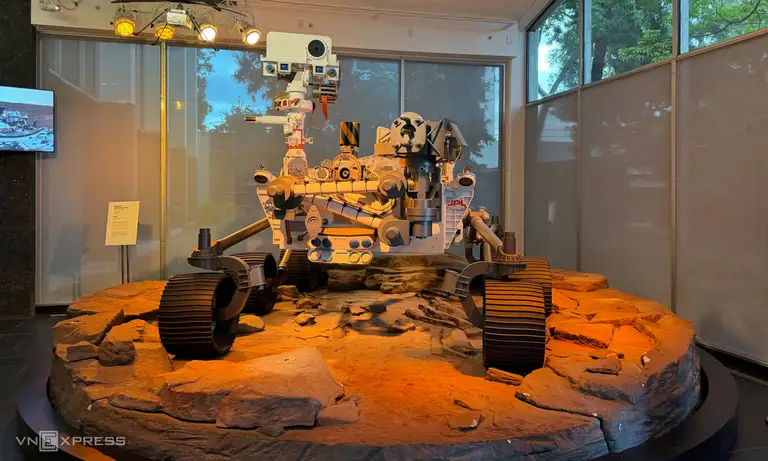 Mô hình robot tự hành trên sao Hỏa Perseverance, được trưng bày tại trụ sở NASA JPL, tháng 9/2026 Ảnh: Lưu Quý