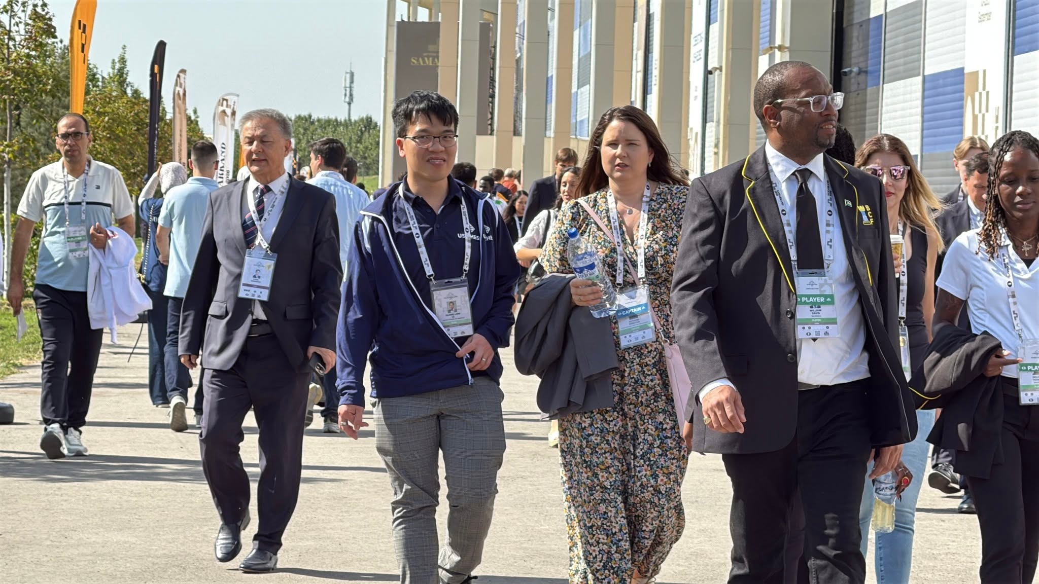 Lê Quang Liêm (giữa) xuất hiện tại giải Olympiad cờ vua với vai trò HLV của đội tuyển nữ Mỹ - Ảnh: FIDE