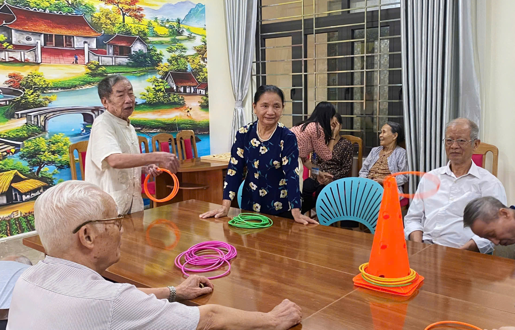 Ông Nguyễn Văn Khánh, 87 tuổi đang chơi ném vòng tại Cơ sở chăm sóc người cao tuổi xã Quốc Oai, tháng 9/2026. Ảnh: Bùi Hiền