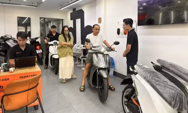 Khách Việt tìm hiểu xe máy điện tại một đại lý của Dat Bike hồi tháng 3/2026 ở TP HCM. Ảnh: Phạm Trung