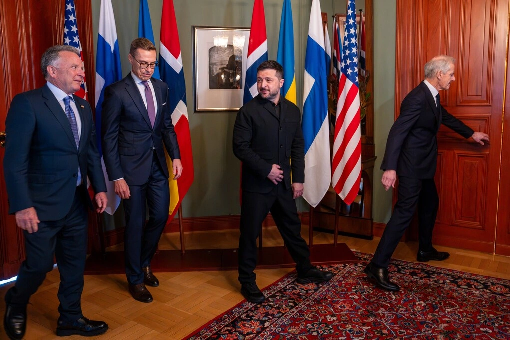 Từ trái qua phải: Đặc phái viên Mỹ Steve Witkoff, Tổng thống Phần Lan Alexander Stubb, Tổng thống Ukraine Volodymyr Zelensky, Thủ tướng Na Uy Jonas Gahr Store tại Oslo ngày 20/10. Ảnh: AP