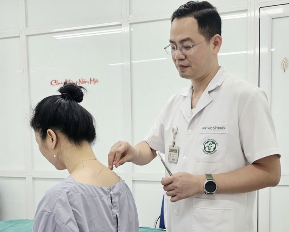 Bác sĩ khoa y học cổ truyền Bệnh viện Bạch Mai điều trị cho bệnh nhân - Anh: BVCC