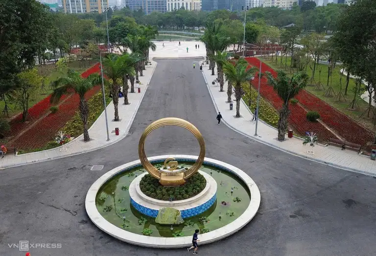 Công viên Cầu Giấy (cổng chính trên phố Thành Thái) là một phần của không gian văn hóa, tuyến phố đi bộ phố Thành Thái, phường Cầu Giấy. Ảnh: Phạm Chiểu