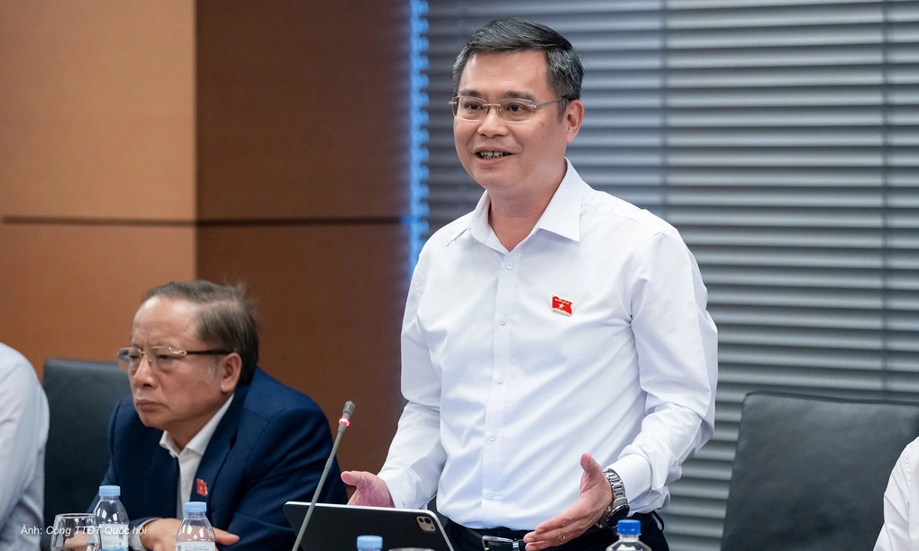 Chủ tịch Vietcombank Nguyễn Thanh Tùng phát biểu tại thảo luận tổ chiều 17/10. Ảnh: Cổng Thông tin điện tử Quốc hội