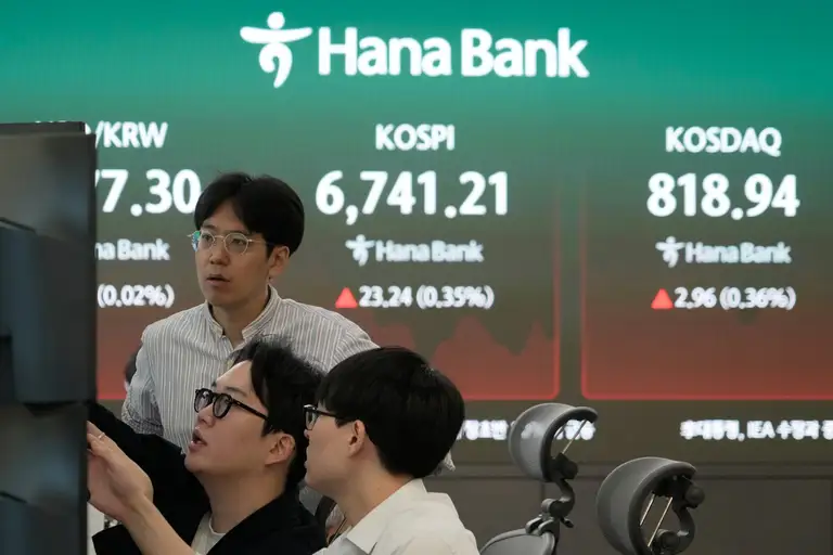 Nhân viên giao dịch ngoại hối tại Hana Bank ở TP Seoul (Hàn Quốc) ngày 17-9 - Ảnh: AP
