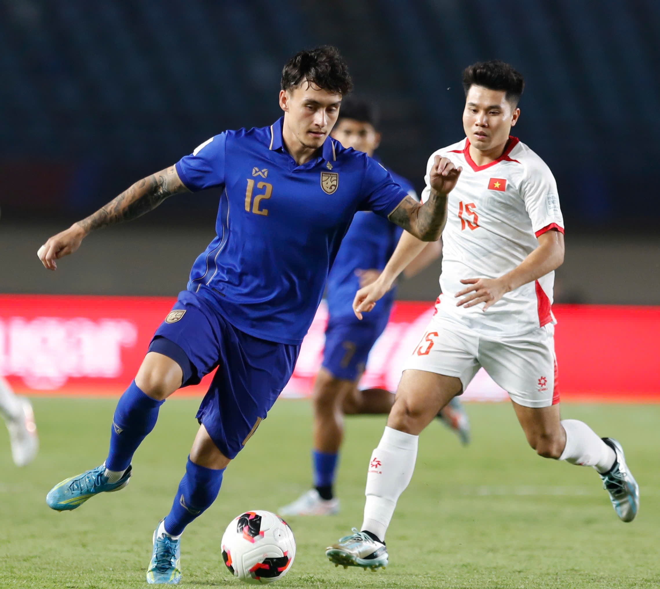 Tiến Anh (áo trắng) trận gặp Thái Lan ở FIFA ASEAN Cup 2026 - Ảnh: ANH KHOA