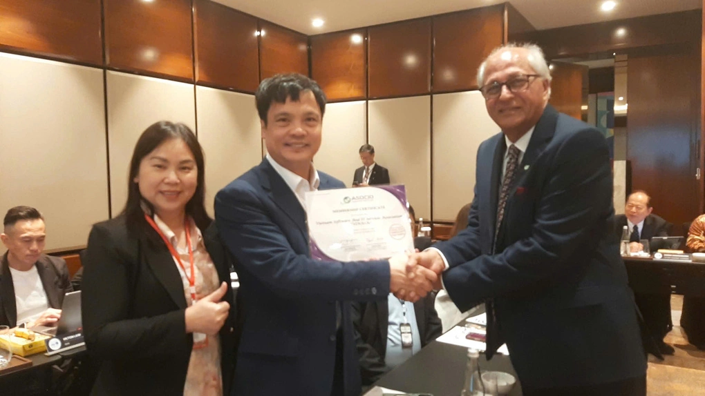 Ông Nguyễn Văn Khoa (giữa) nhận quyết định tại Đại hội ASOCIO. Ảnh: Vinasa