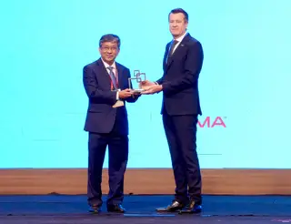 Thứ trưởng Bộ Khoa học và Công nghệ Trần Trung Tính đã thay mặt Chính phủ Việt Nam đón nhận giải thưởng Lãnh đạo Chính phủ 2026 của GSMA - Ảnh: BTC
