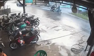 Ôtô lấn làn đâm hai xe máy ở hướng ngược chiều