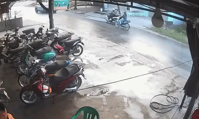 Ôtô lấn làn đâm hai xe máy ở hướng ngược chiều