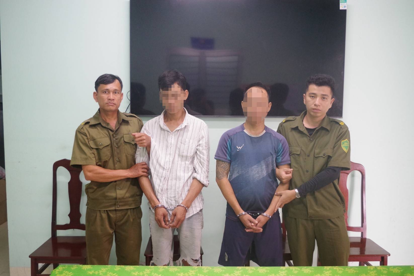 Hai nghi phạm trộm chó gồm T.V.Đ và L.T.S đang bị Cơ quan CSĐT Công an tỉnh An Giang tạm giữ hình sự
