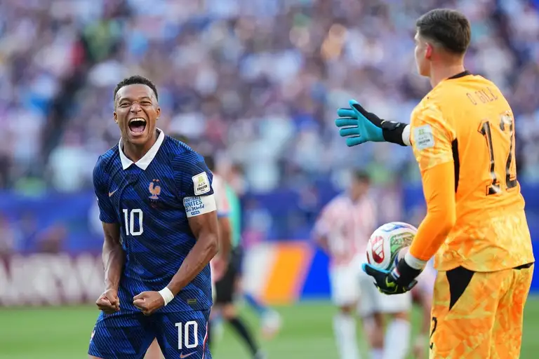 Kylian Mbappe (trái) ăn mừng và ngó lơ thủ thành Orlando Gill sau trận Pháp thắng Paraguay 1-0 ở vòng 1/8 World Cup 2026 trên sân Lincoln Financial, thành phố Philadelphia, bang Pennsylvania, Mỹ ngày 4/7/2026. Ảnh: AP