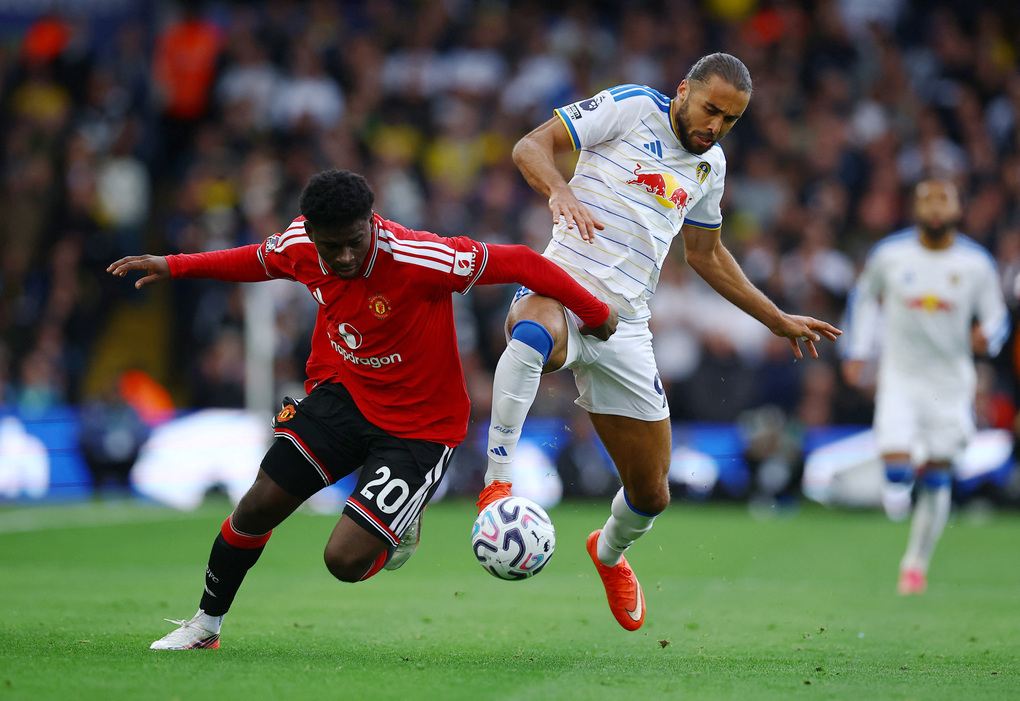 Carlos Baleba (trái) tranh chấp bóng với Dominic Calvert-Lewin trong trận Man Utd hòa Leeds 1-1 ở vòng bảy Ngoại hạng Anh tại sân Elland Road, Leeds, Anh ngày 18/10/2026. Ảnh: Reuters