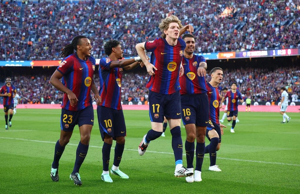 Anthony Gordon (số 17) ăn mừng bàn thắng cùng các đồng đội trong trận Barca – Getafe trên sân Camp Nou, Barcelona, Tây Ban Nha ngày 10/10/2026. Ảnh: Reuters