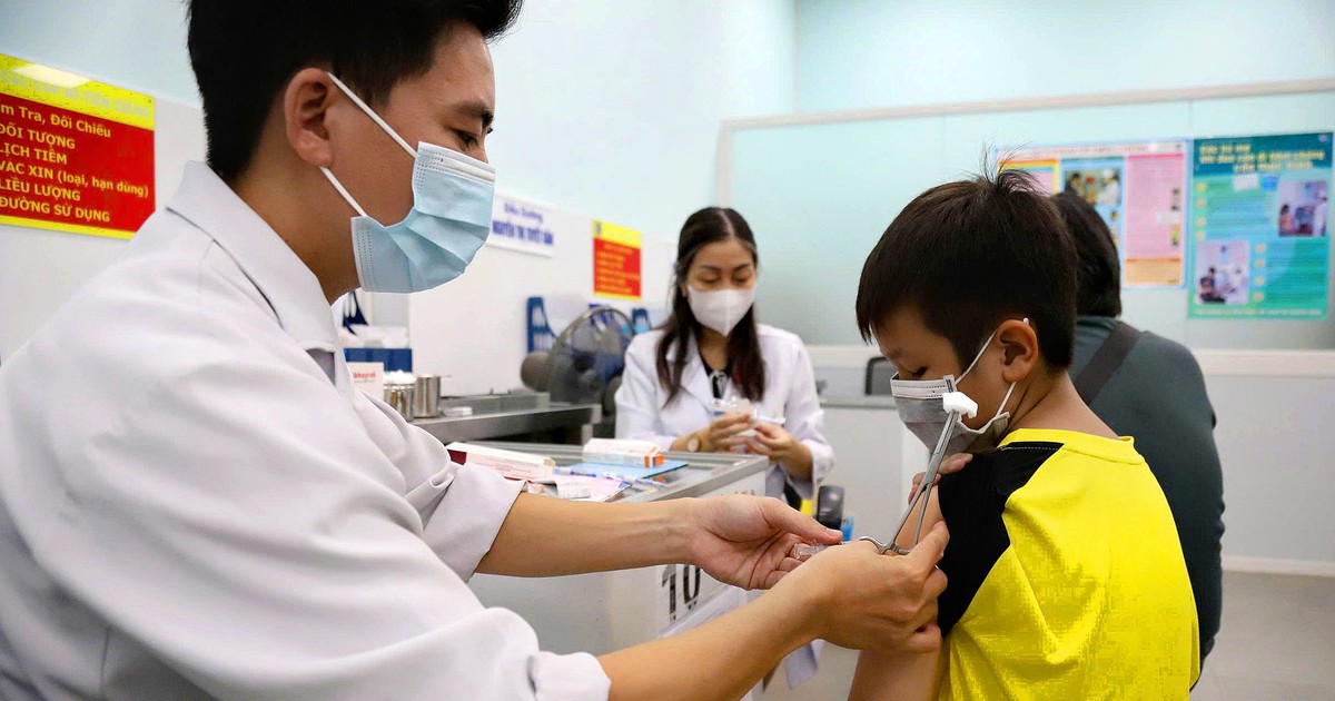 Người dân đi tiêm vắc xin não mô cầu tăng 3-8 lần, cần lưu ý gì?