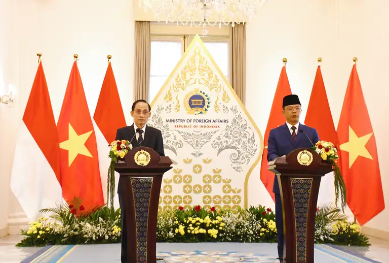 Bộ trưởng Ngoại giao Việt Nam Lê Hoài Trung và Bộ trưởng Ngoại giao Indonesia Sugiono gặp báo chí - Ảnh: Bộ Ngoại giao cung cấp