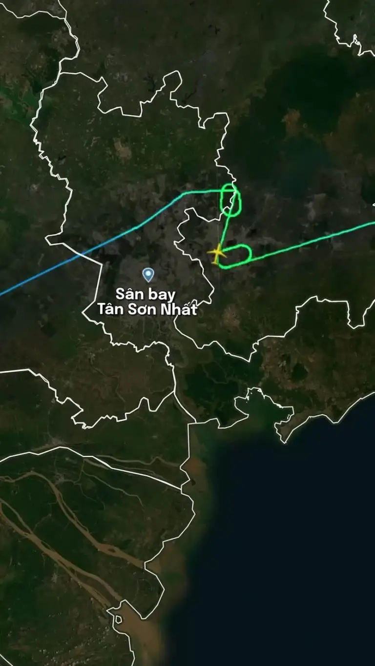 Hành khách kể lại ảnh hưởng phải chờ đợi khi máy bay không đáp xuống được Tân Sơn Nhất. Video: Nhóm phóng viên