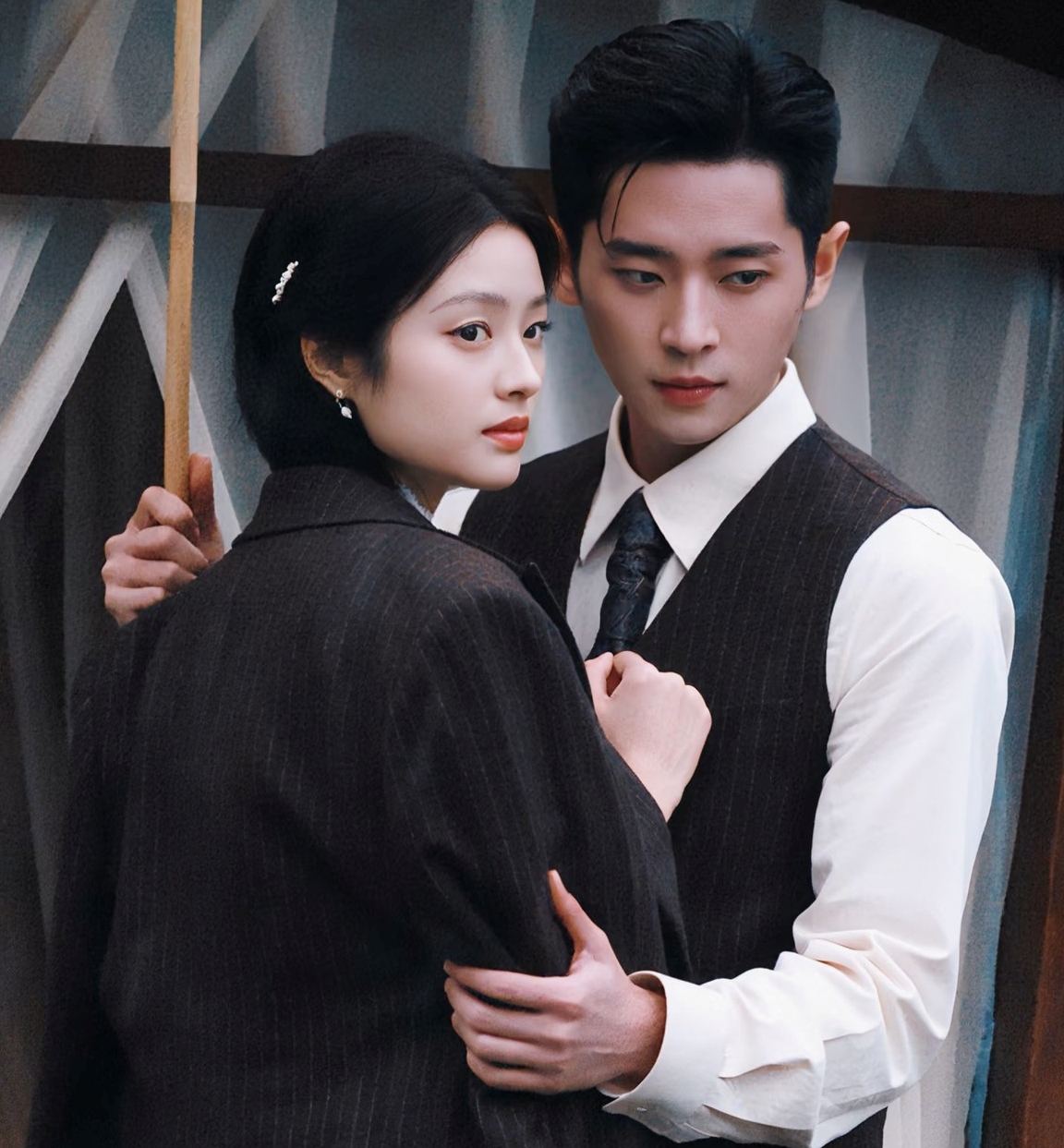 Ngu Sưởng Hiên thăm dò đối phương như một con sói cô độc, trong khi Diệp Bình Quân kiên cường và nhanh trí như thỏ. Mối quan hệ giữa hai người được xây dựng theo mô típ đối đầu giữa "sói và thỏ" - Ảnh: Weibo