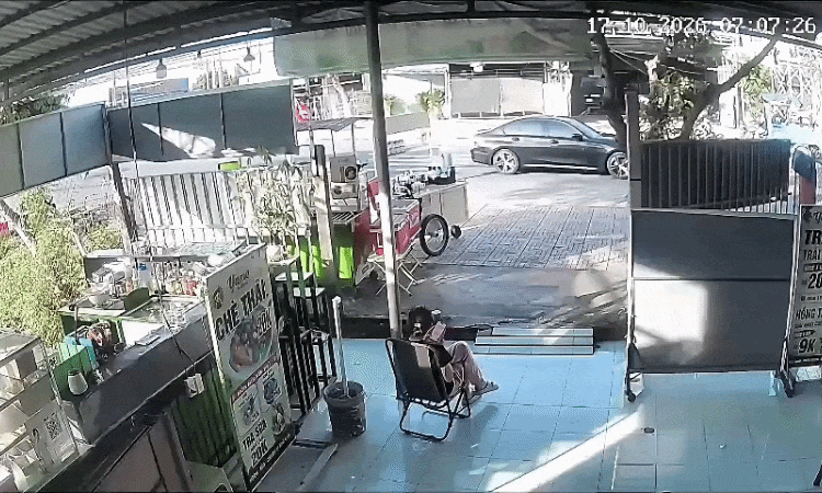 Xe máy lao như tia chớp vào quầy bán nước