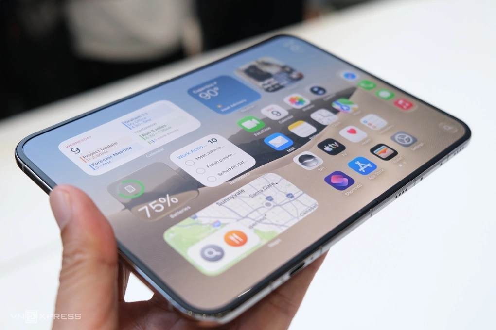 iPhone Duo có màn hình nhám. Ảnh: Tuấn Hưng