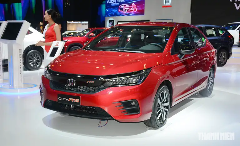 Sedan là kiểu xe có thiết kế 3 khoang tương đối rõ ràng gồm khoang động cơ, khoang hành khách và khoang hành lý