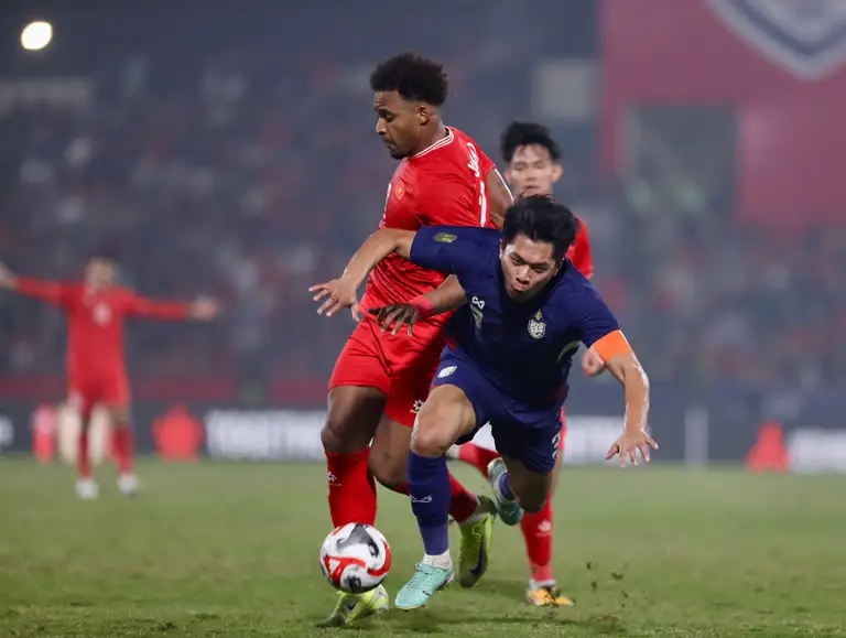 Đội tuyển Việt Nam và Thái Lan (áo xanh) đứng tốp 100 thế giới và 20 châu Á, trước giải ASEAN Cup 2026 khởi tranh