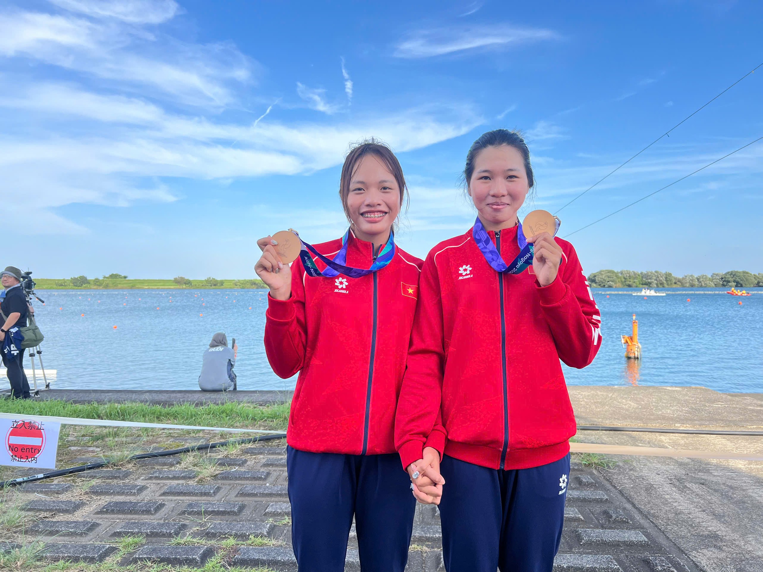 Trần Thị Tú Uyên và Phạm Thị Bích Ngọc hạnh phúc với thành quả của mình - Ảnh: QUÝ LƯỢNG