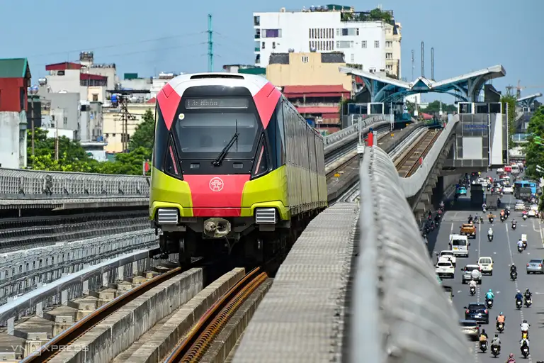 Tàu đang chạy trên tuyến metro Nhổn - ga Hà Nội. Ảnh: Giang Huy