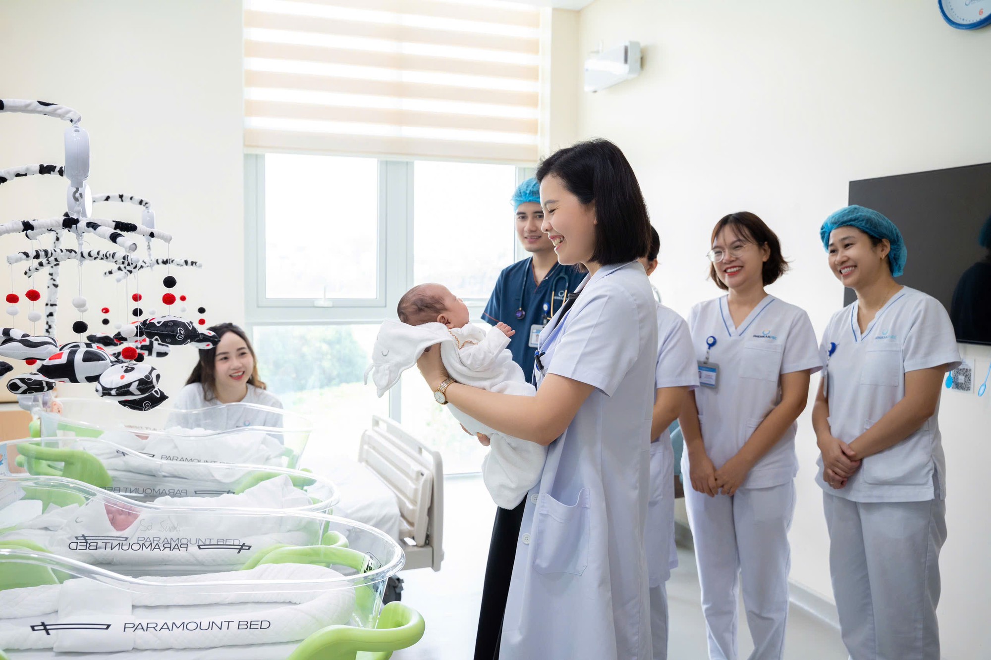 Bà mẹ 29 tuổi mang tam thai đã chào đón 3 con trai sau 2 lần sinh cách nhau 36 tiếng